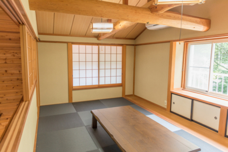 2階の部屋はダークカラーの琉球畳