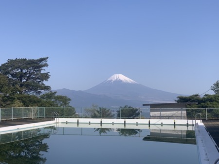 歩いて3分。周辺施設プール(夏期のみ営業