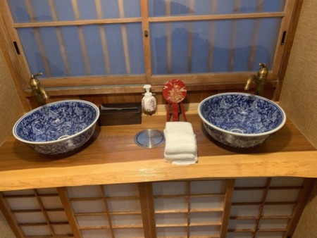 洗面台は古風な手水鉢
