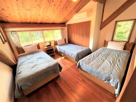 シングルベッド3台の2階の寝室