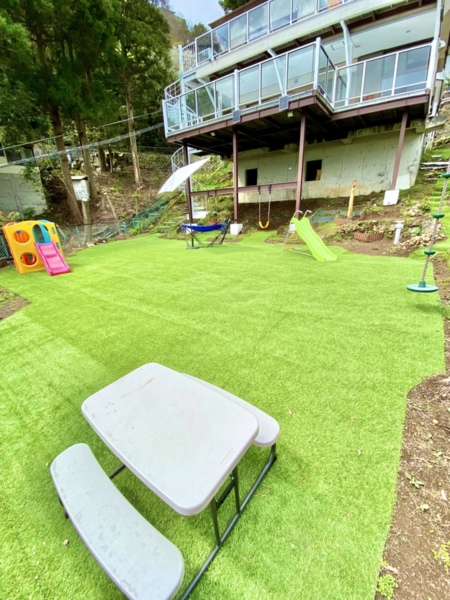 ピクニック可能な大型遊具付きのお庭