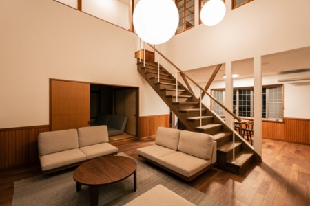 夜も温かみのある空間