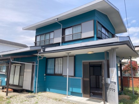 爽やかなオーシャンブルーの建物です。