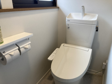 2階トイレ。こちらもウオシュレット付きで