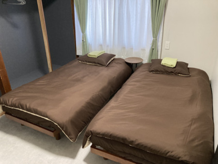 1階寝室。シングルベッドが2つあります。