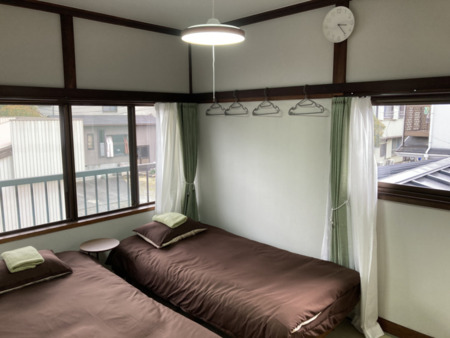 2階寝室。畳にシングルベッドが2つありま