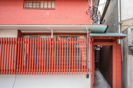 朱色の格子が映える外観