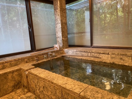 伊豆石造りのお風呂